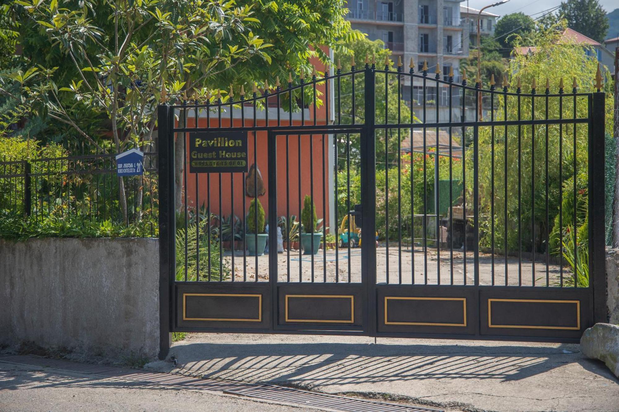 Pavillion Guest House Batumi Esterno foto
